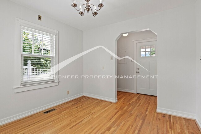 Building Photo - Charming Bungalow in Patty Jewett Neighborhood! 3bed, 2 bath, Enclosed yard, 1 car garage, carport