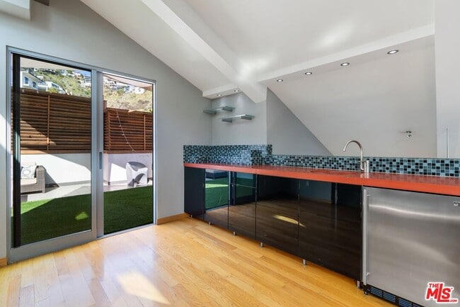 Building Photo - 8614 Hollywood Blvd