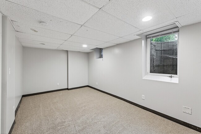 Building Photo - 812 7th St SE