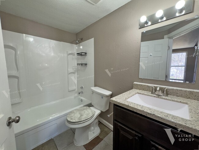 Building Photo - Spacious 5-Bedroom, 4-Bathroom Rental Home...