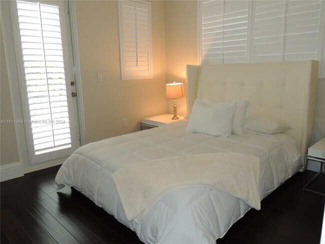 Building Photo - 240 S Hibiscus Dr