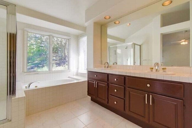 Building Photo - 1/2 Off 1st Month's Rent!  Beautiful 3 Bed...