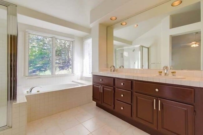 Building Photo - Beautiful 3 Bedroom 2.5 Bathroom home over...
