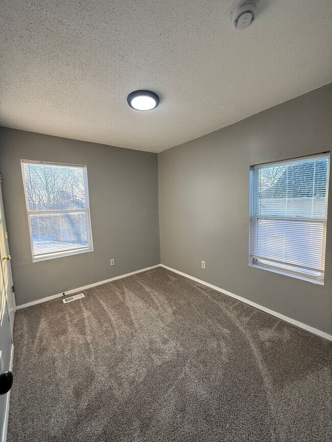 Building Photo - Large 6 Bed Single Family Home in MPLS!