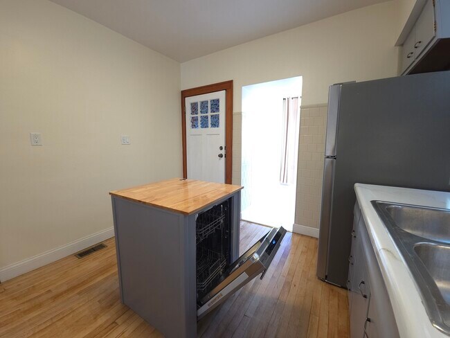 Building Photo - 1630 W 38th Pl