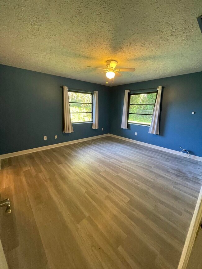Building Photo - 2616 Newport Dr