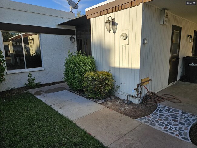 Building Photo - 920 W Solcito Ln