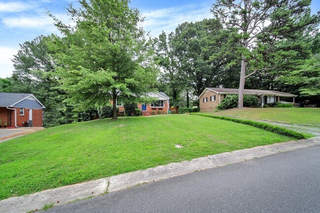Building Photo - Lovely Three Bed One Bath Ranch Home in Wi...