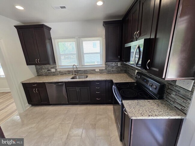 Building Photo - 5815 Robin Ln