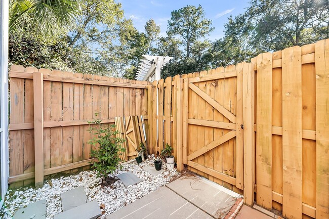 Building Photo - Whitney Lakes End Unit Townhome on Johns I...