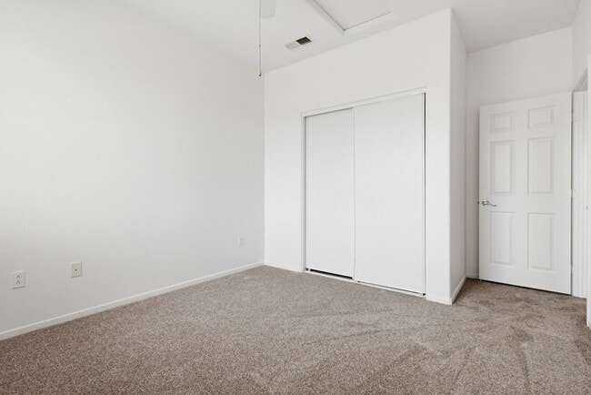 Building Photo - Oceanside - Pelican Cove Townhouse!