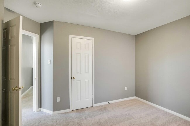 Building Photo - 910 Champions Point Dr