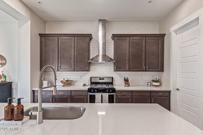 Building Photo - 21073 W Sunrise Ln