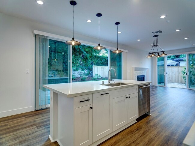 Building Photo - Fantastic 2 story Farm Home 4 bedrooms – 2...
