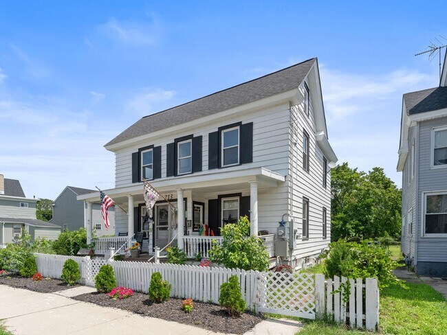 Building Photo - Renovated 3-Bedroom Apartment with Bonus Finished Attic & Spacious Shared Backyard
