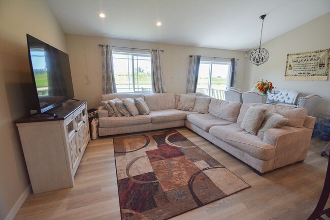 Building Photo - Beautiful, Modern, Updated, 4 Bed 3 Bath A...