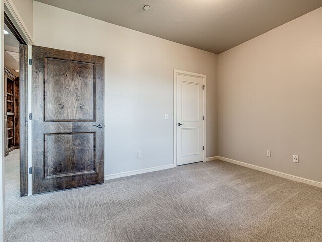 Building Photo - Luxury Townhome in Edmond + Near Rose Cree...