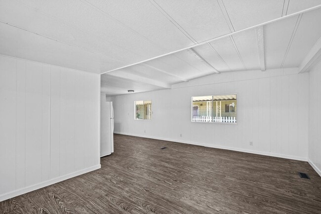 Building Photo - 5055 W. TULARE AVE SP 64 - 2 BEDROOM 1.5 BATH - MANUFACTURED HOME - SW VISALIA