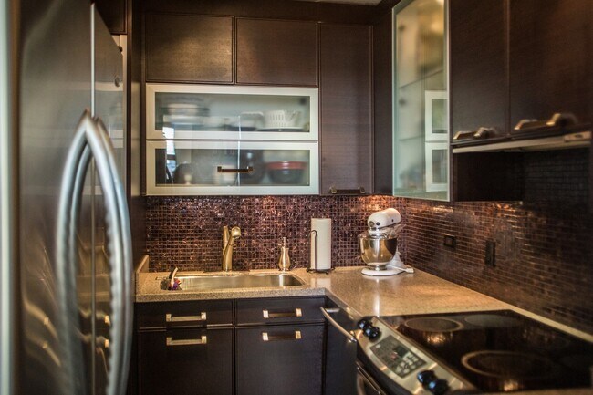 Primary Photo - Nice 1 bedroom Condo in Gold Coast/Old Town