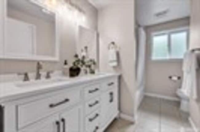 Building Photo - Move-In Ready 5-Bed on a Quiet Kingsgate Cul-de-Sac
