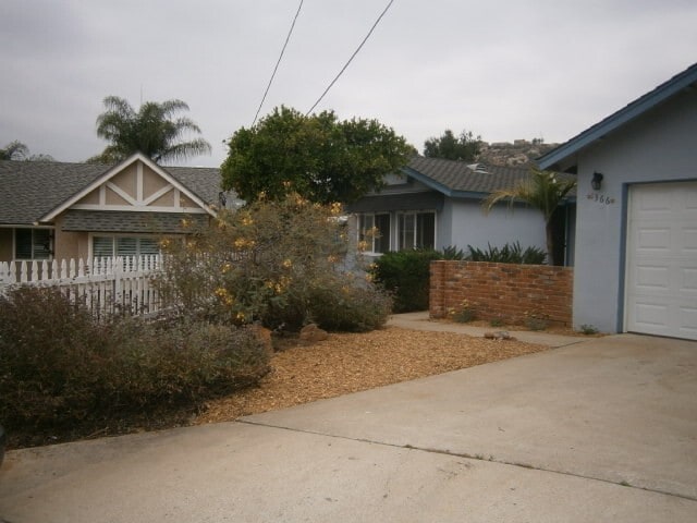 Building Photo - Single Story Home 4 bedroom + Enclosed pat...