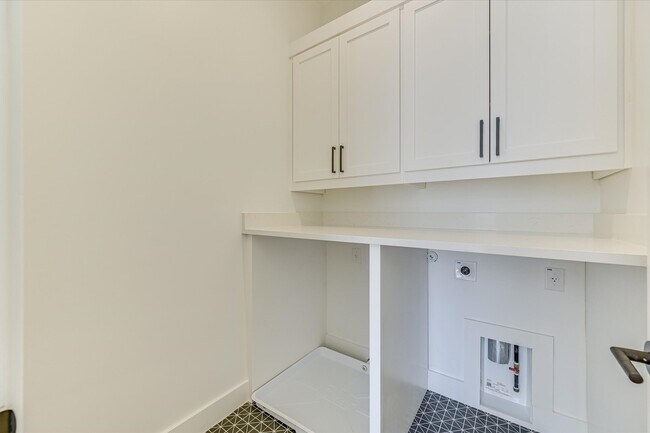 Building Photo - 2401 Trailside Dr