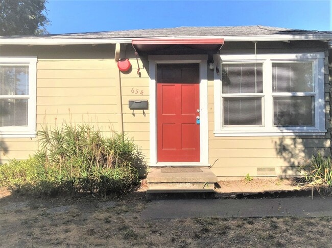 Primary Photo - 654 McConnell Ave