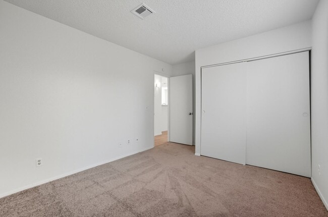 Building Photo - 2 Bedroom Unit - AVAILABLE NOW