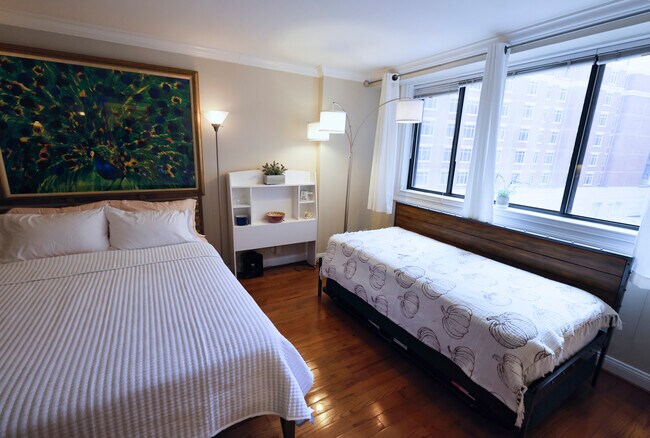 Queen bed and daybed/couch - 1420 N St NW