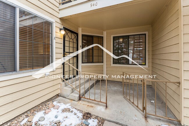 Building Photo - Gorgeous Condo with Washer/Dryer and Central AC