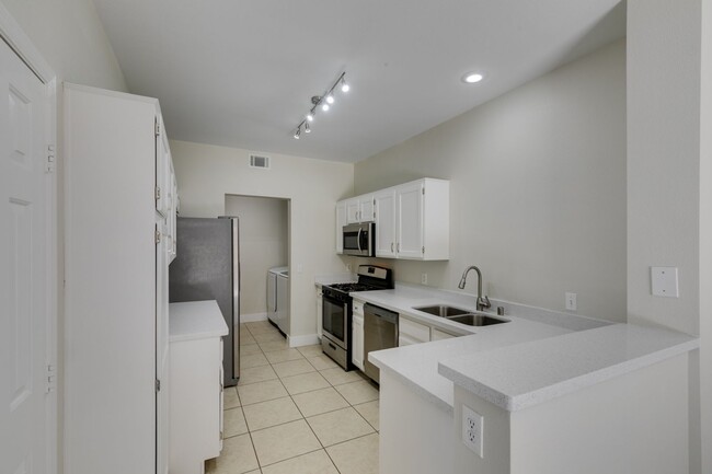 Building Photo - Stylish 2-Bedroom Townhome in Henderson!