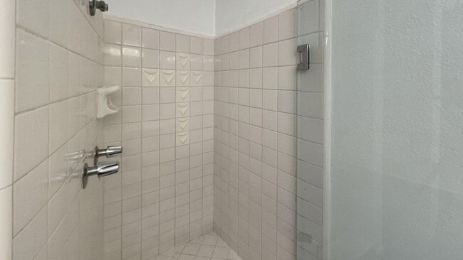 Building Photo - 1134 Alta Loma Rd