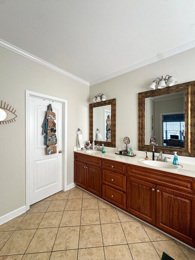Building Photo - Well-Maintained 4 Bed 2.5 Bath Home with a Pool