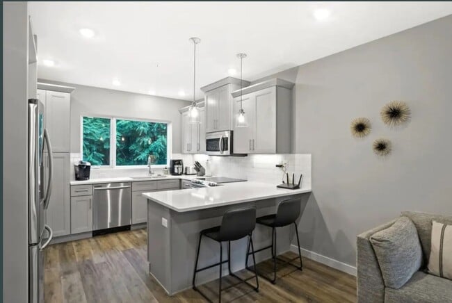 Building Photo - Stunning Furnished Townhouse in South Slope!