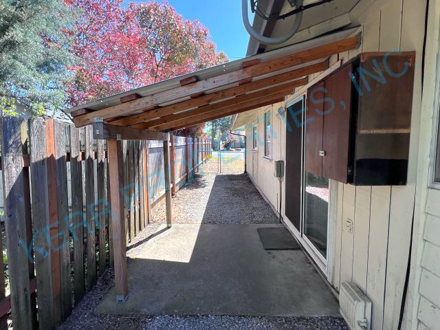 Building Photo - Cozy 2-Bedroom Duplex with Fireplace Charm...