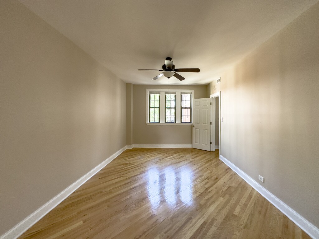 Building Photo - 913 Green Bay Rd