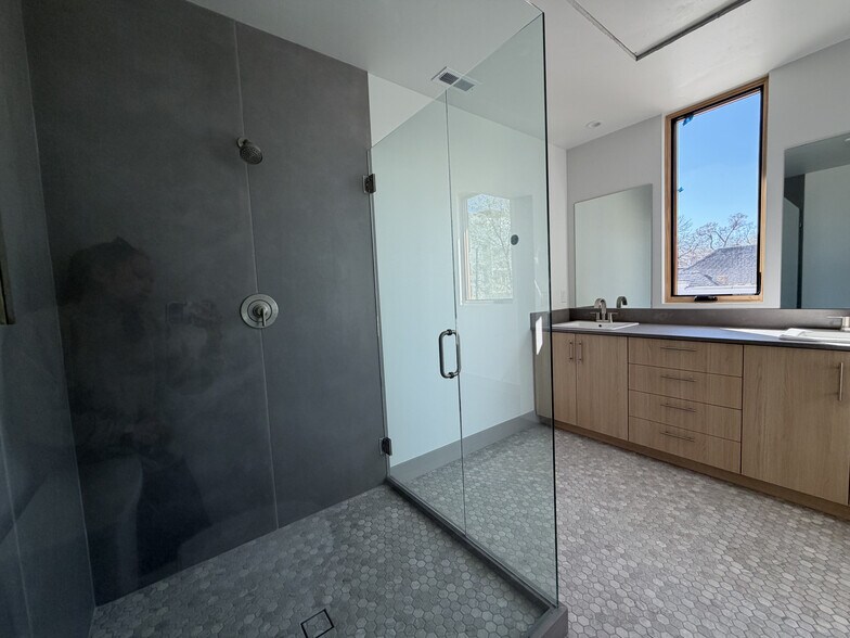 Primary Bath - 806 S Jefferson St