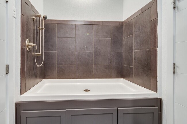 Building Photo - "Classy 3-Bed Oasis with Granite Touches &...