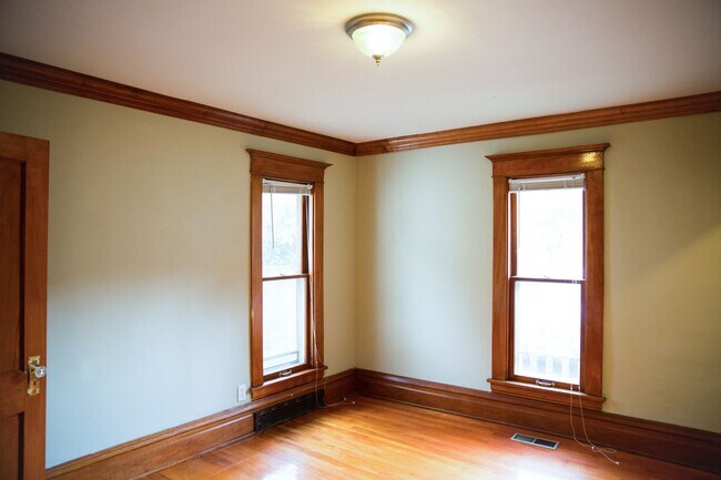 Building Photo - 3021 Knox Ave S