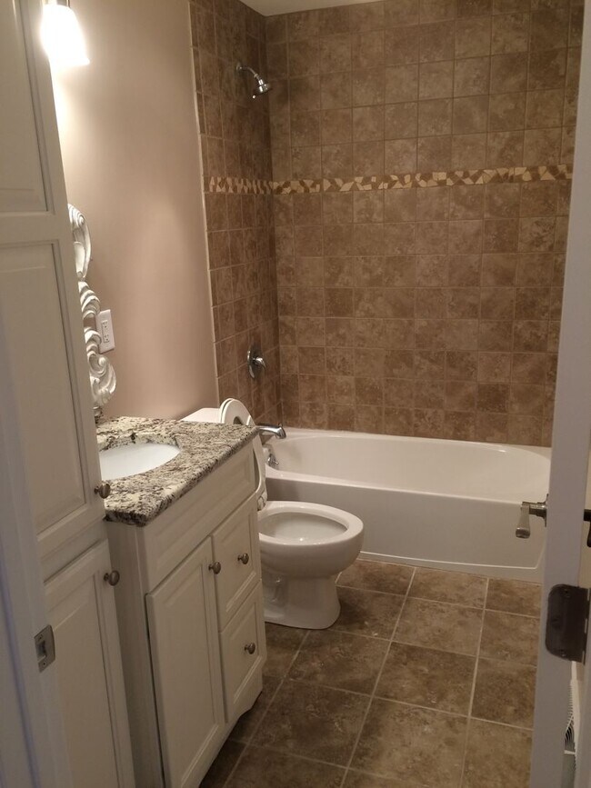 Building Photo - Beautiful, spacious 3 bedroom home in Savoy!