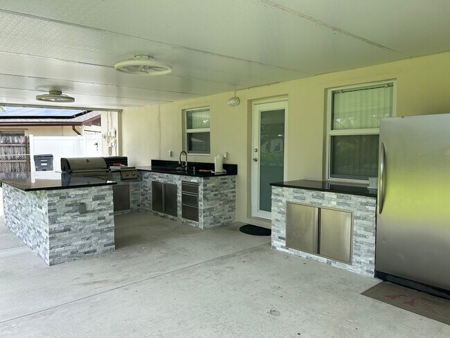 Building Photo - 5804 S Bond Dr