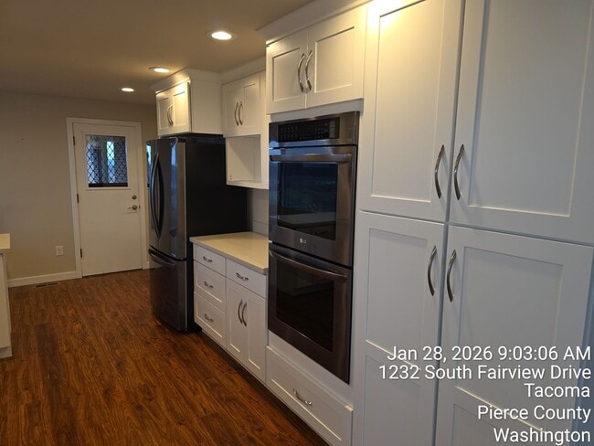 Building Photo - View home North Tacoma - 3 bedroom, 3.5 bathroom, 6 car garage - Available NOW!!!