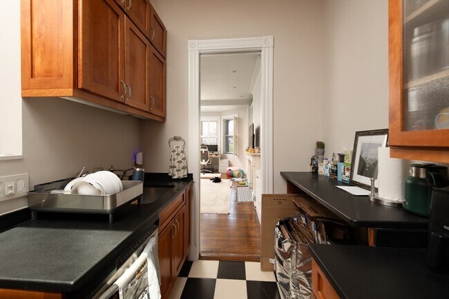 Building Photo - 281 Beacon St