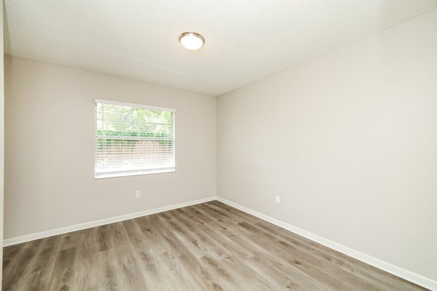 Building Photo - 1828 Craven Dr
