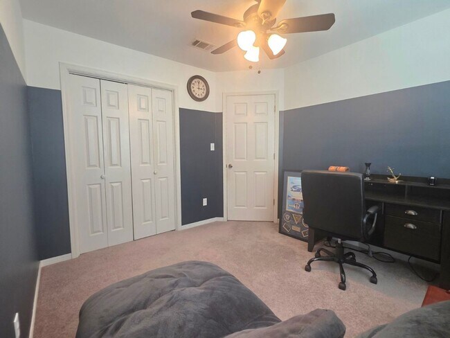 Building Photo - Inviting Woodridge Manor 3/2 Home with Fireplace and Fenced Yard