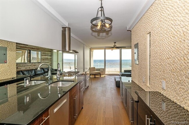 Building Photo - 830 Shore Rd