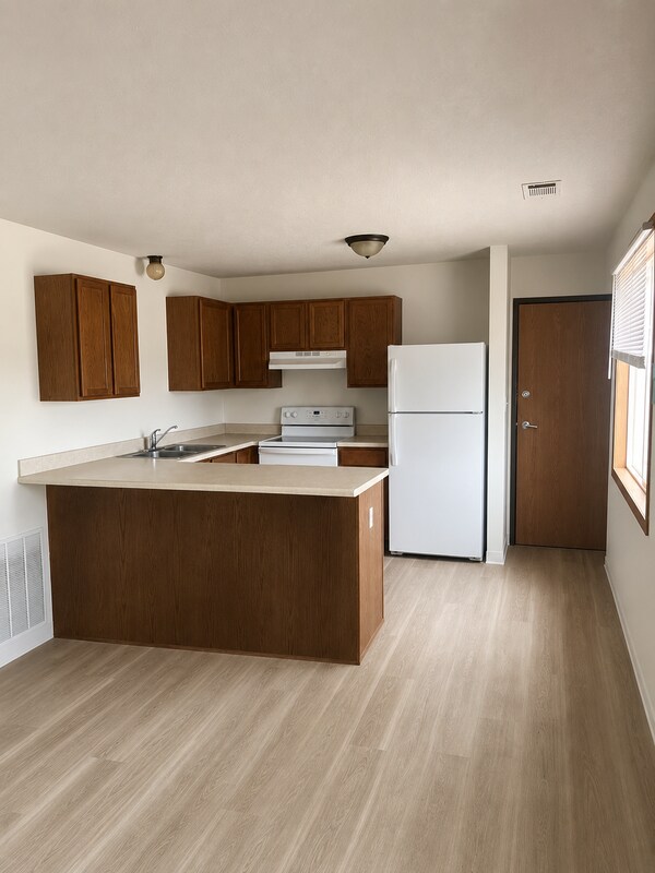 Building Photo - 215 Jewel Dr