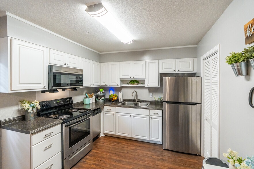 2BR,1.5BA - 1,075SF furnished - Colonial Townhouses- Students save up to 10%!