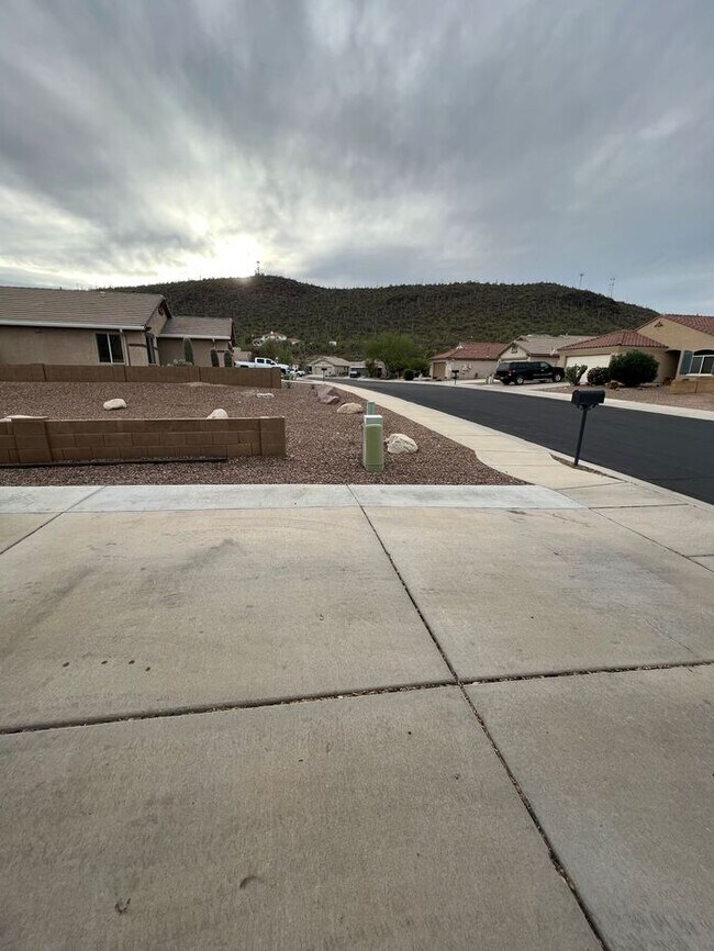 Building Photo - HOUSE FOR RENT