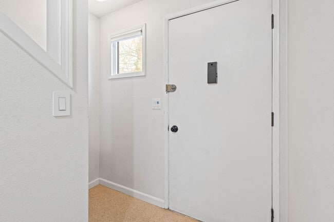 Building Photo - $500 move-in special! Well-maintained 2-bdrm/1-bath unit in triplex—On-site laundry, off-street p...